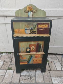 Cute little dresser/cabinet-Free
