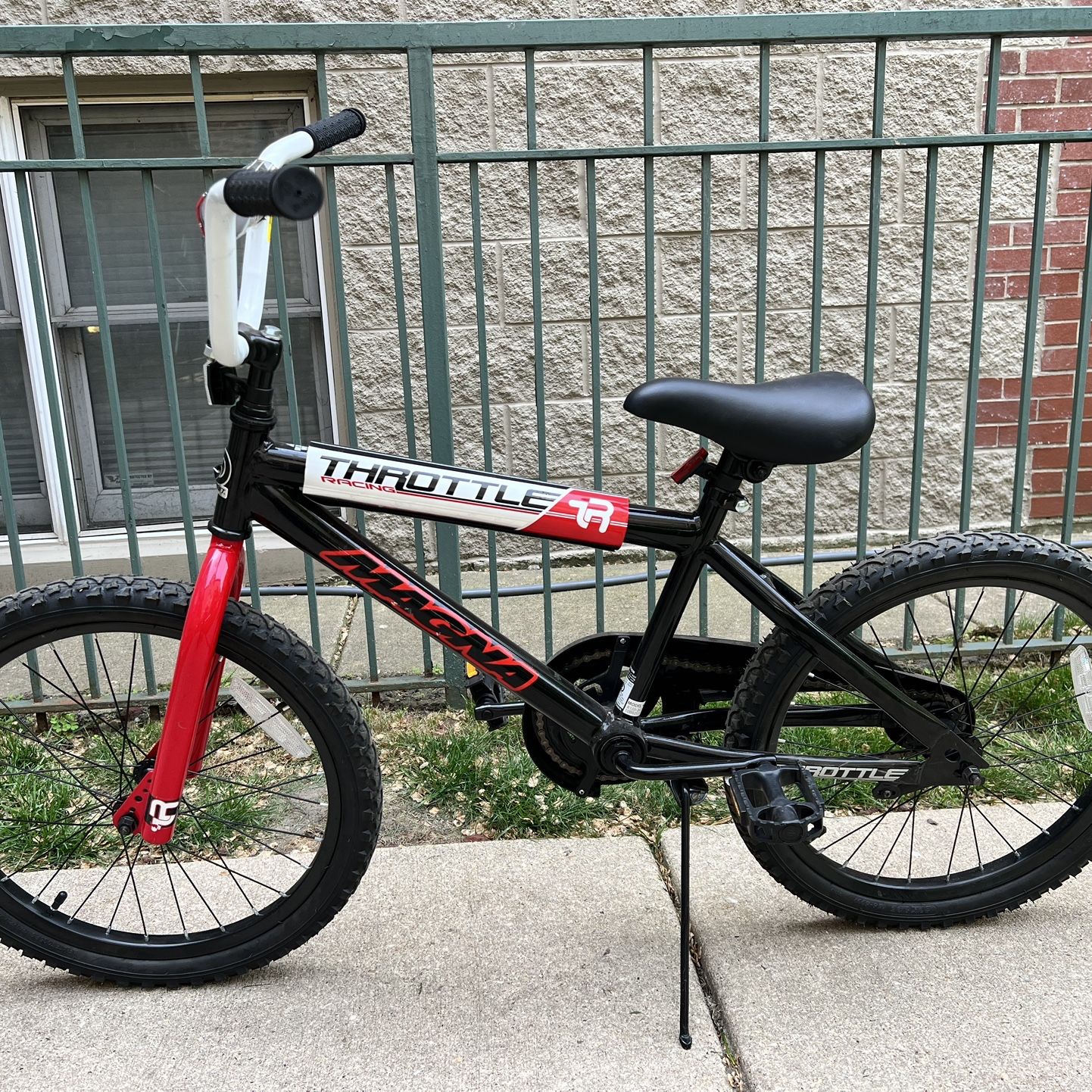 20 inch Dynacraft Magna Throttle Kids Bike for Sale in Chicago IL OfferUp