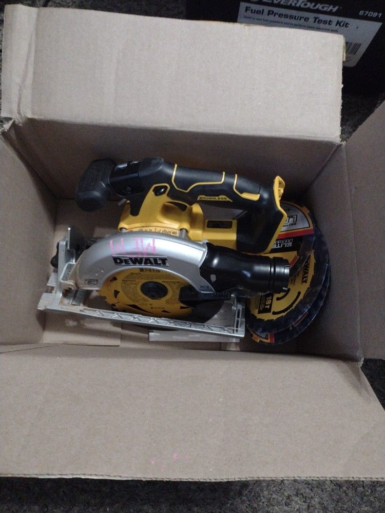 Skill Saw With Three Extra Blades