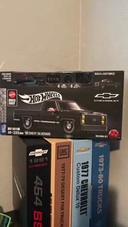 Hot Wheels Mattel Brick Shop '83 Chevy Silverado Building Set