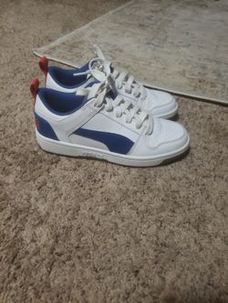 Boys PUMAS Size 5.5