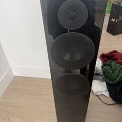 Full Stereo System Very Load One Year Old I Payed 10 K For It I Only Want 2500