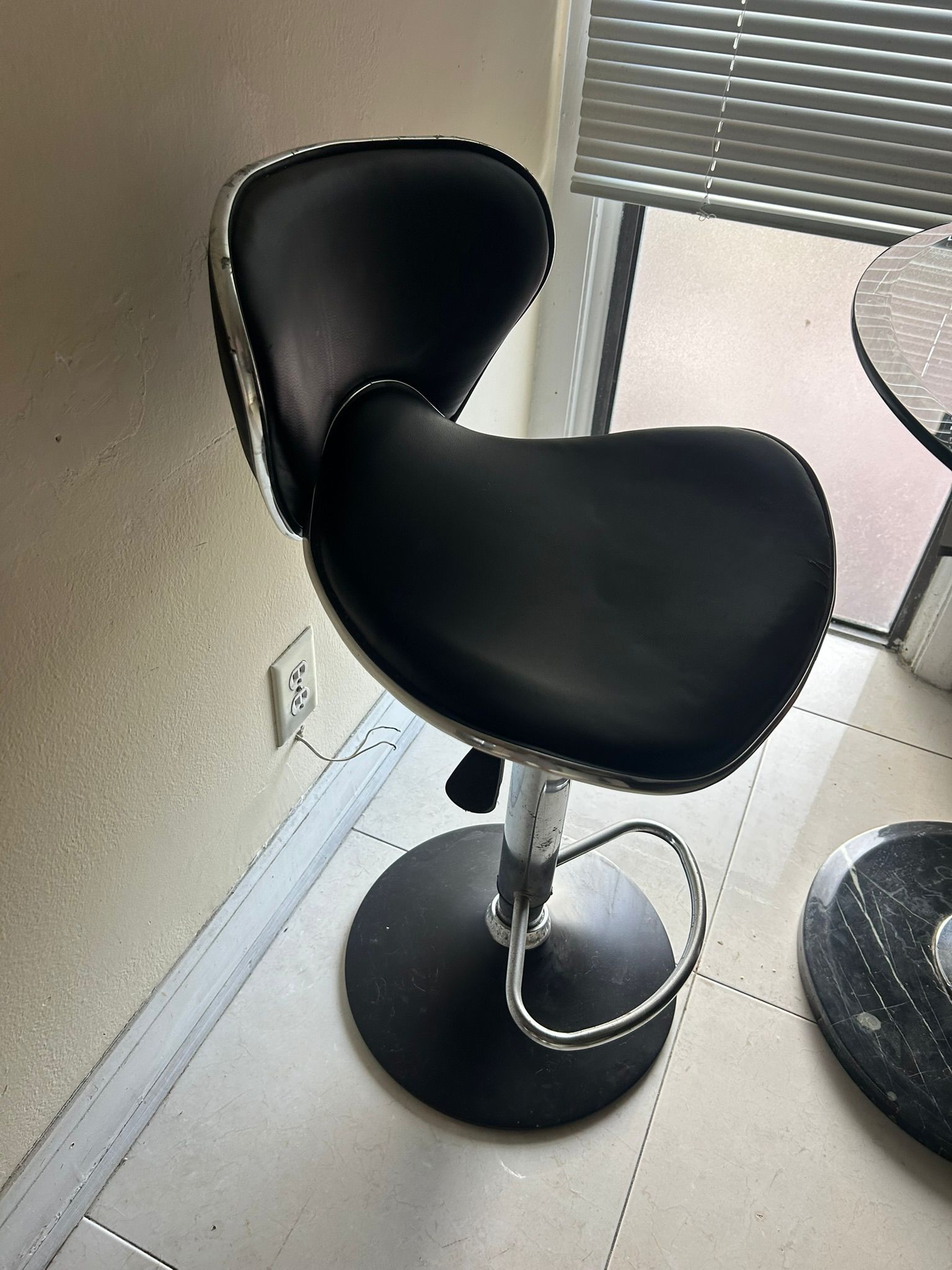 2 High Chairs That Go Up And Down