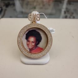 10k Gold Pendant With Daiamod Around It 31.1 Grams If You Are Interested Ask For Maribel Thank You 😊 