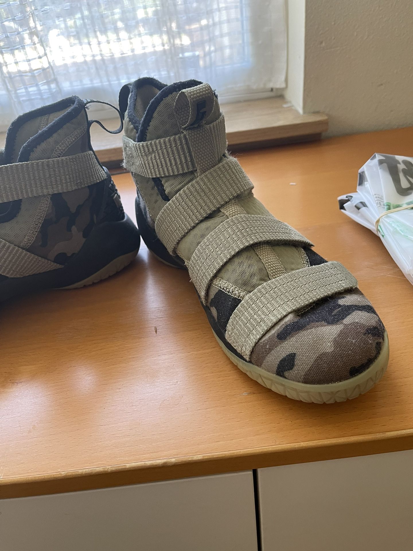 Nike Mens Sz 7 Lebron Zoom Camo Basketball Sneakers Sleeve Hook