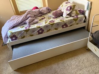 Bed set with trundle