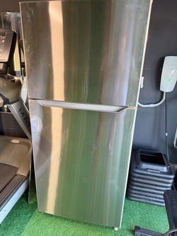 Insignia 18 cu ft fridge