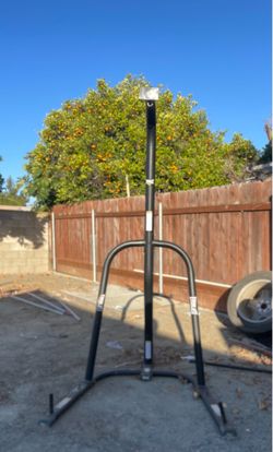 black Everlast Single-Station Heavy Bag Stand