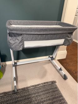 Simmons Bedside Bassinet + 3 New  Sheets
