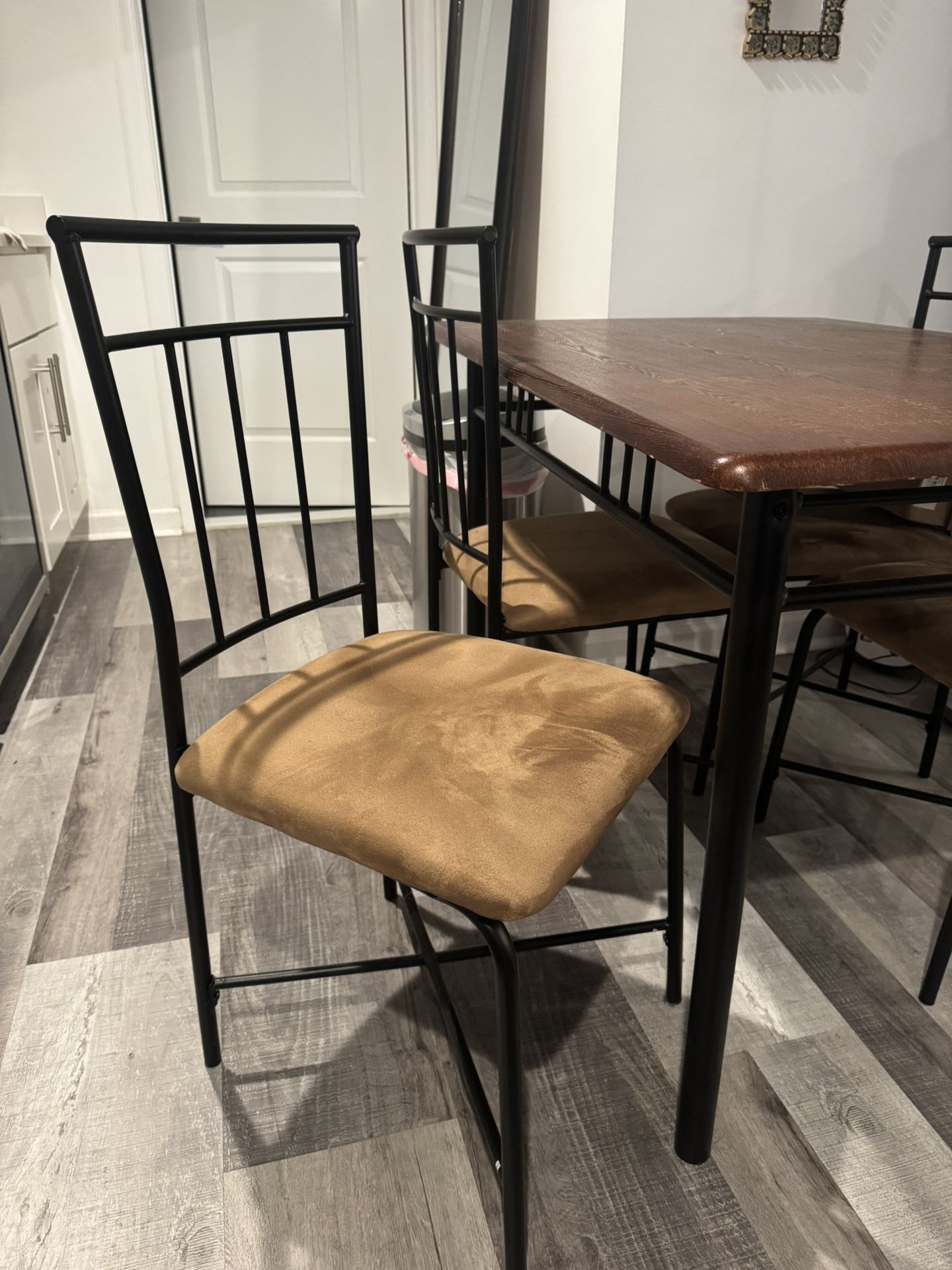 Dining Table With 4 Matching Chairs! Barley Used!