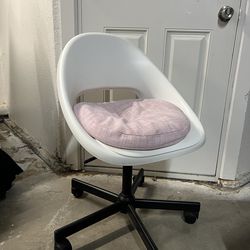 White Swirl chair with pillow