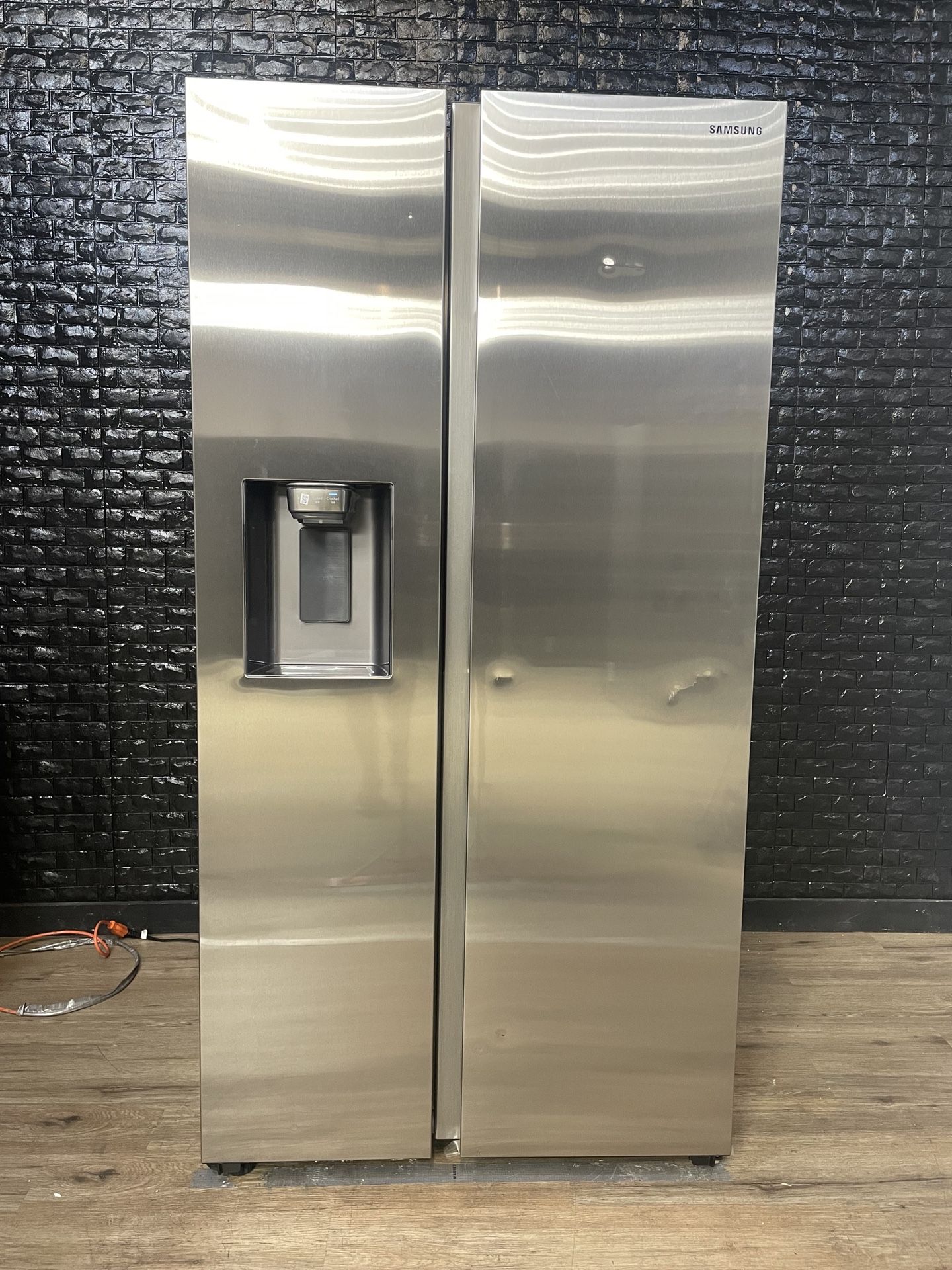 Samsung Refrigerator w/Warranty! R1823A