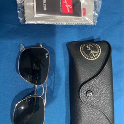 2 pairs of Ray-Ban glasses