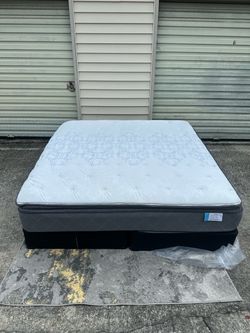 King Sealy Posturpedic bed (Delivery available!)