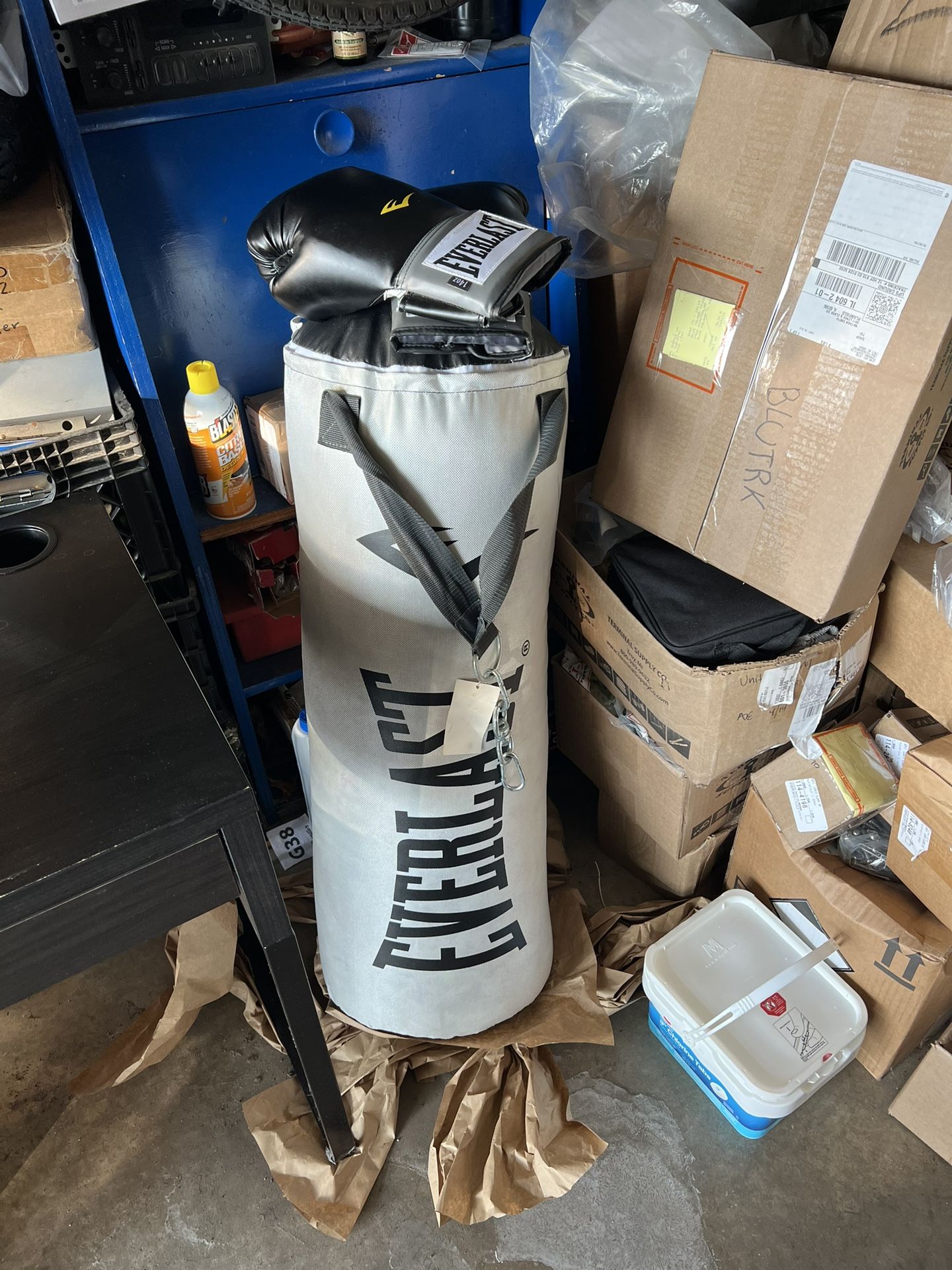Everlast Elite 2 Nevatear 80lb Heavy Bag With Everlast Adult boxing gloves