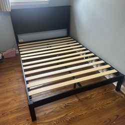 Wood platform bed (full)