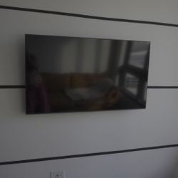 Samsung 50” Smart TV + Wall Mount