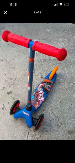 Hot Wheels Kids 3-Wheel Kick Scooter