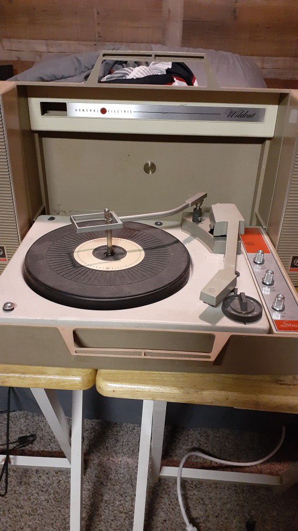 General electric 50s-70s Wildcat Suitcase Record Player