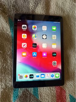 Three older IPads  for sale  $150 de description below