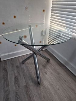 Round glass dinner table