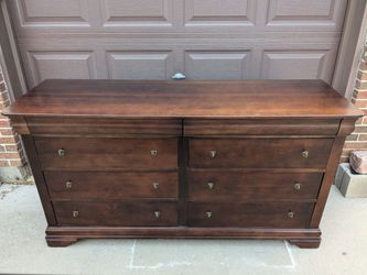 8-Drawer Dresser