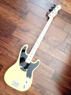 Fender-style Traditional Vintage ll '51 Precision Bass - Like New Condition