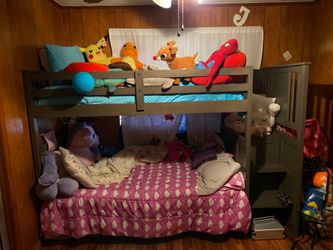 Bunk beds /literas apenas llevan un año con cajones en un lado