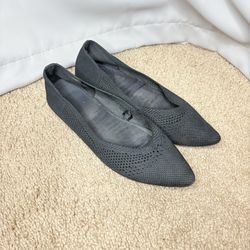 Black textured knit flats with a pointed toe #flats #classy #professional #basics #comfy