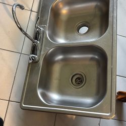 Fregadero Doble Con Su Llave Para Agua Caliente Y Fría ,en Perfecto Estado Mide 33 X22 Pulgadas 