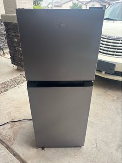 Midea Mid Size Refrigerator Chrome Silver