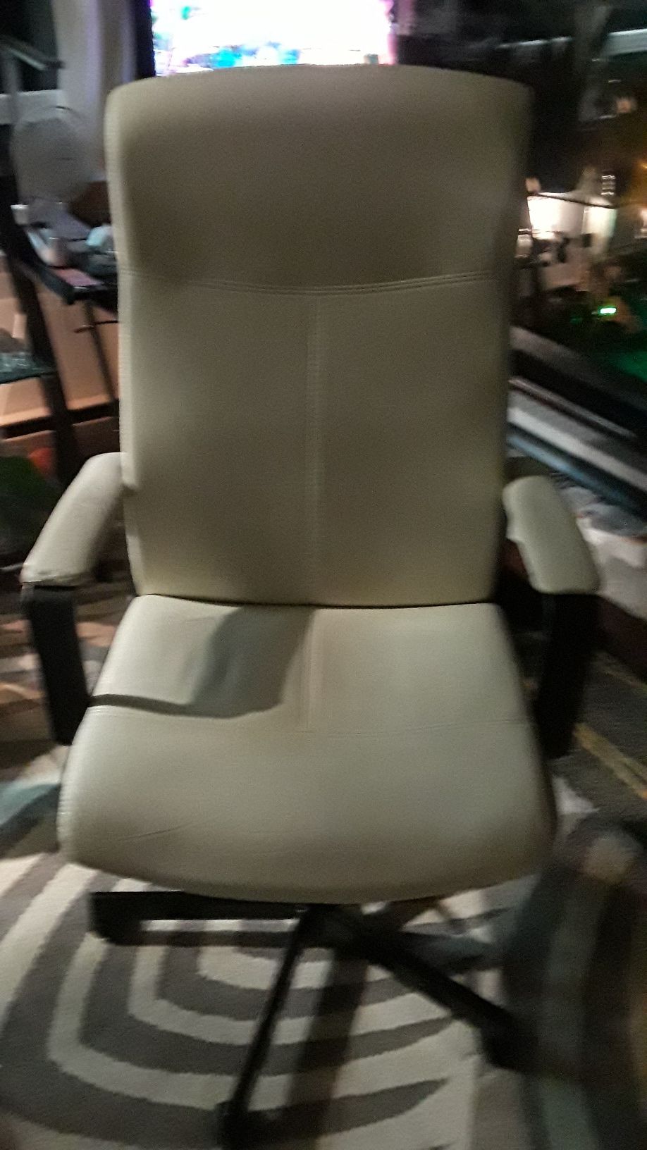Comfortable beige office chair must pick up downtown Seattle