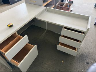 L shaped desk with 5 drawers