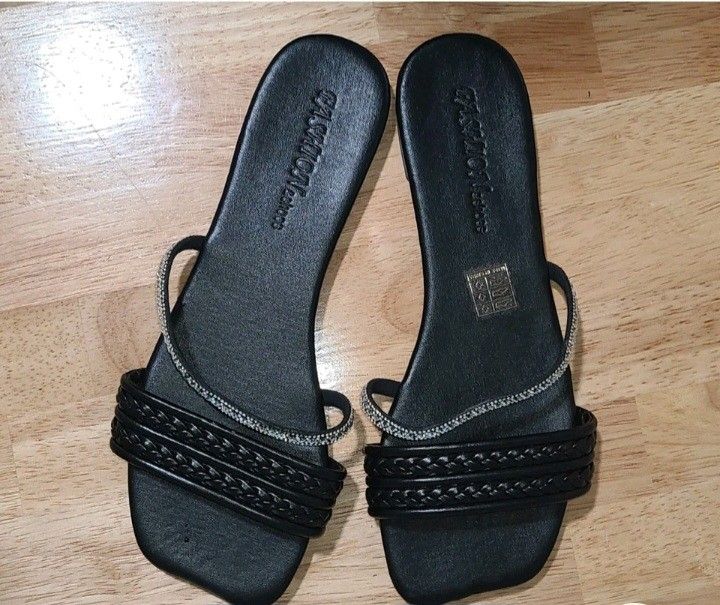 BLACK SANDALS WITH RHINESTONE STRAP - SIZE 8
