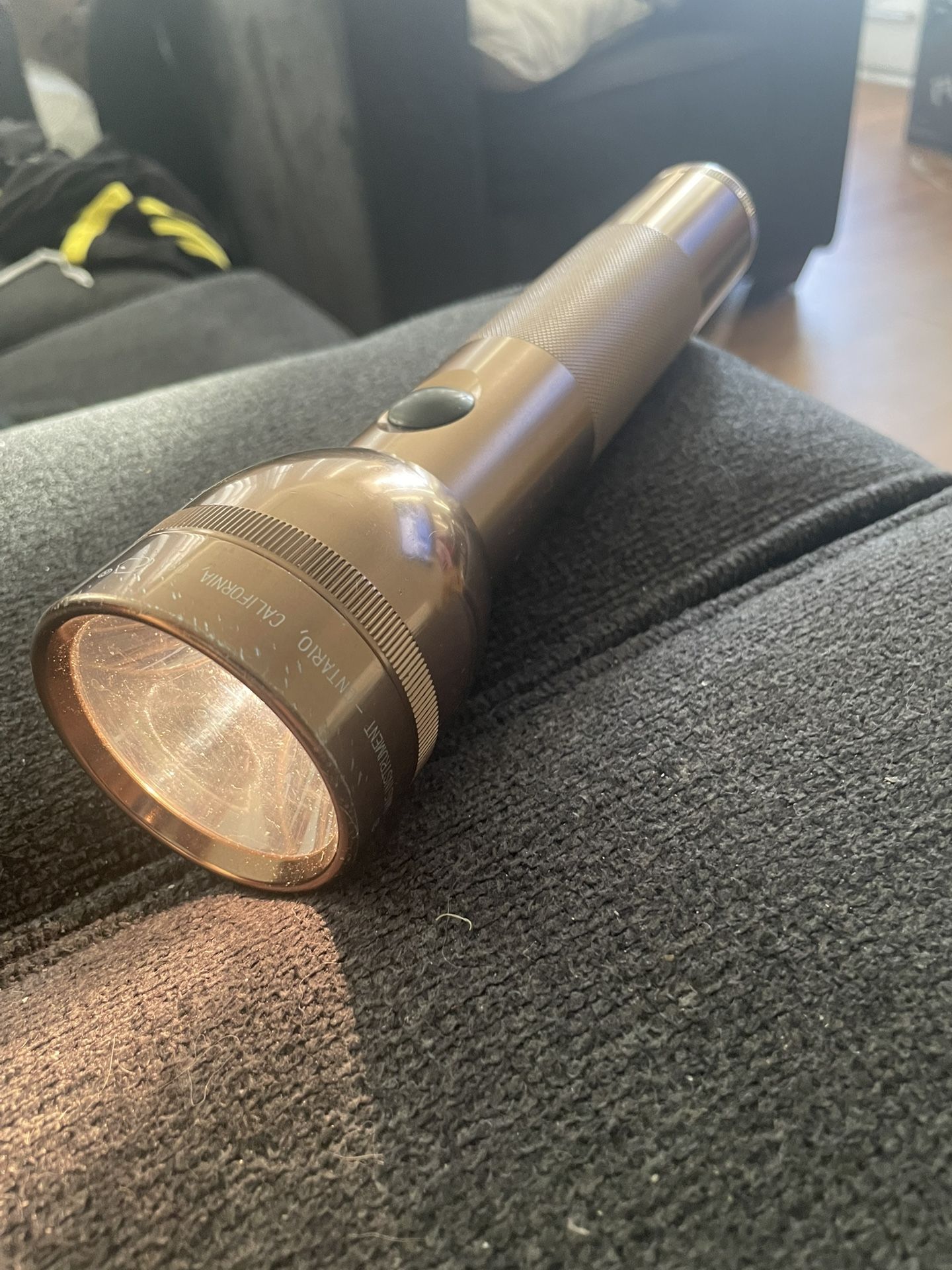 Mag Lite Flash Ligth. 10 Inch Long. Asking $15.00 Comes With Batteries