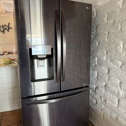 LG Refrigerator LIKE NEW