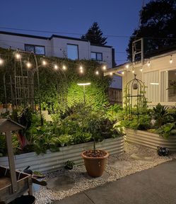 Raised garden bed