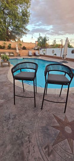 2 barstools