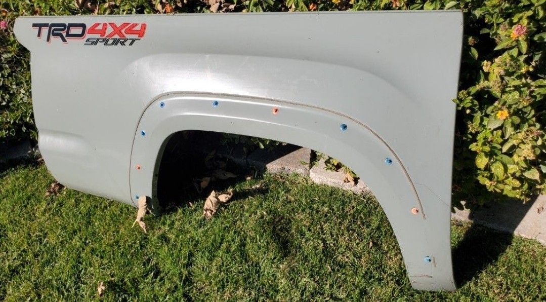 2016 - 2023 TOYOTA TACOMA RIGHT SIDE
BED SHORT USED OEM .H