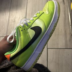 Nike Dunk Low SE splash  Volt men’s 9.5 
