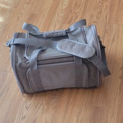 Cat Carrier Dog Carrier Pet Carrier Cat Bags for Small Medium Cats Dogs 
Puppies. Never been used. Please see photos for details.
It is approximately 