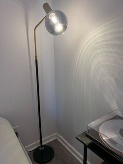Stylish Floor Lamp – Like New
