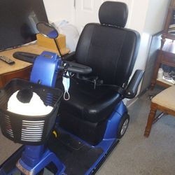 MOBILITY SCOOTER (LIKE NEW) 