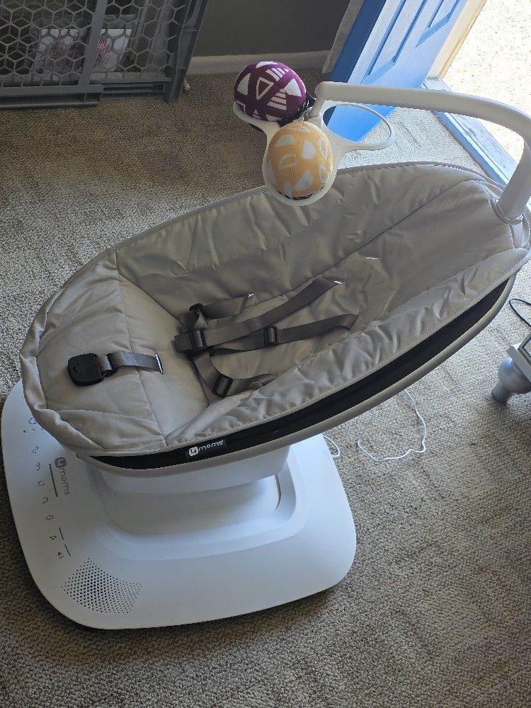 4moms MamaRoo Multi-Motion Baby Swing, Bluetooth Enabled with 5 Unique Motions