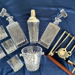 Set of 4 crystal whiskey glasses with 2 decanters and mixing set