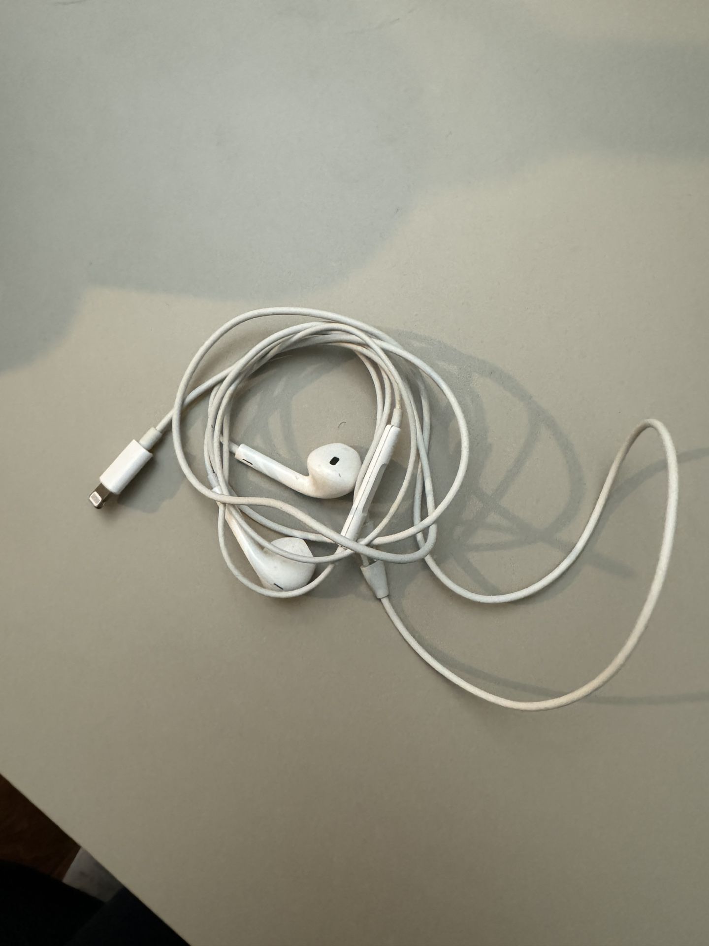 Apple EarPods Headphones with Lightning Connector, Wired Ear Buds for iPhone with Built-in Remote to Control Music, Phone Calls, and Volume