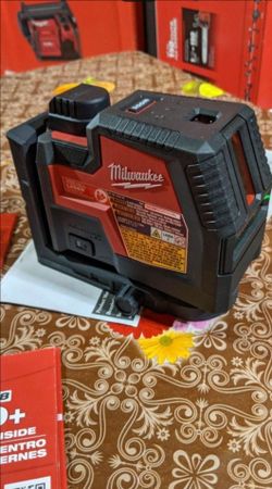 Milwaukee
Green 100 ft. Cross Line and Plumb Points Rechargeable Laser Level with REDLITHIUM Lithium-Ion USB Battery