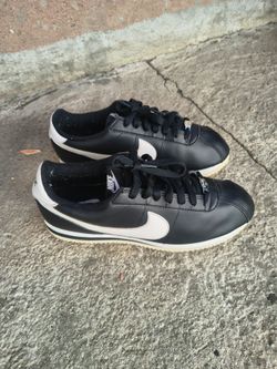 Nike Cortez Basic Leather sneakers in black and white. Size 8 Great Condition