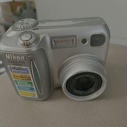 Nikon COOLPIX 4300 Digital Camera - Silver - 4.0MP - **NOT TESTED** 