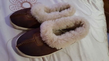 Zapatos Marca UGG para niña Size 2 $8